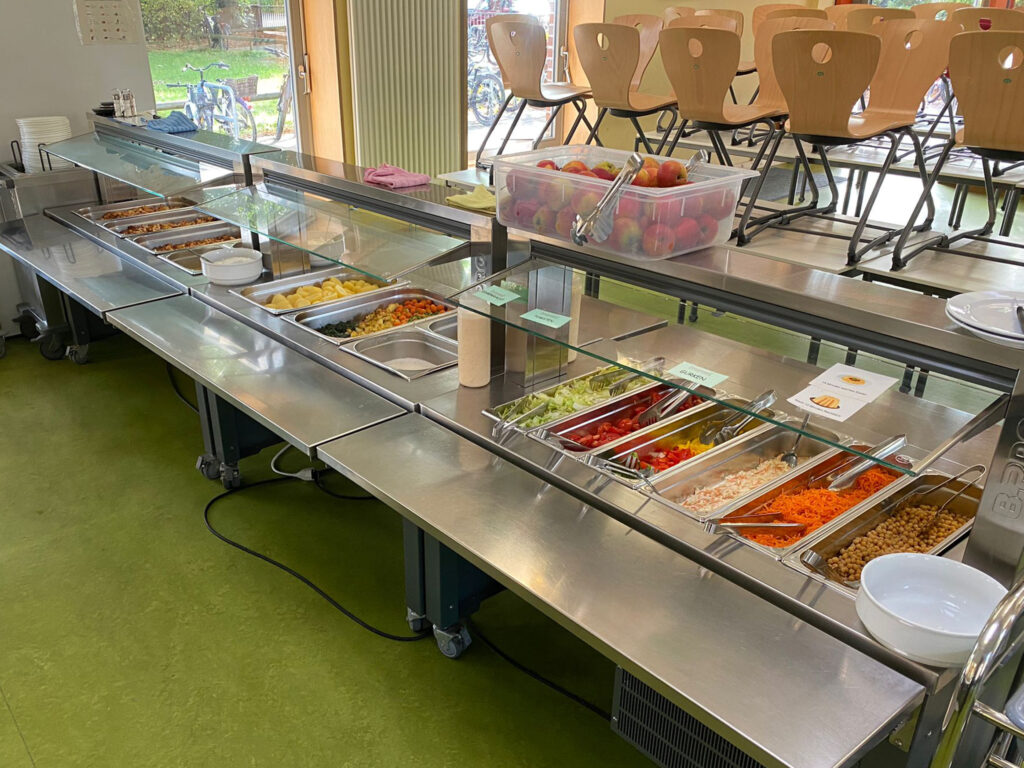 Theke mit Schulessen